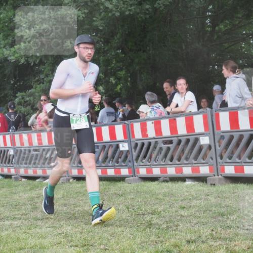 21.06.2025 - 27. Vierlanden-Triathlon KatJ http://msf.ph/oto/8029995 15.06.2025 13:36:37 Ziel 728 meine-sportfotos.de