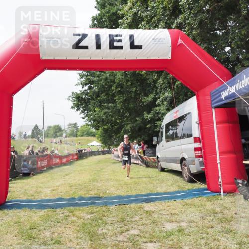 21.06.2025 - 27. Vierlanden-Triathlon MichiJ http://msf.ph/oto/8029998 15.06.2026 12:30:46 Ziel 871 meine-sportfotos.de