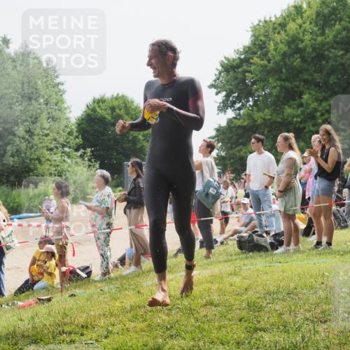 15.06.2025 - 27. Vierlanden-Triathlon KatJ http://msf.ph/oto/8030003 15.06.2025 11:06:22 Schwimmen 857, 862 meine-sportfotos.de