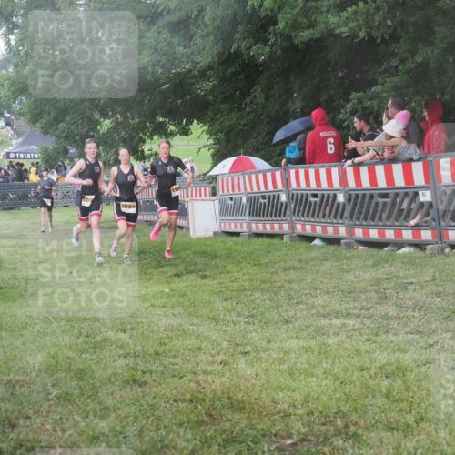 21.06.2025 - 27. Vierlanden-Triathlon KatJ http://msf.ph/oto/8030005 15.06.2025 13:36:51 Ziel 212, 921, 1090, 1091, 1092 meine-sportfotos.de