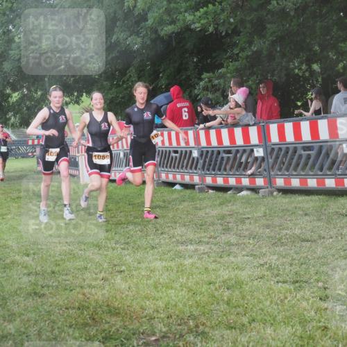21.06.2025 - 27. Vierlanden-Triathlon KatJ http://msf.ph/oto/8030039 15.06.2025 13:36:52 Ziel 212, 921, 1090, 1091, 1092 meine-sportfotos.de