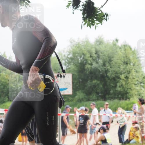 15.06.2025 - 27. Vierlanden-Triathlon KatJ http://msf.ph/oto/8030040 15.06.2025 11:06:24 Schwimmen 781, 857, 862 meine-sportfotos.de