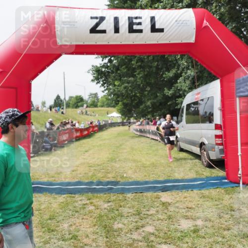 21.06.2025 - 27. Vierlanden-Triathlon MichiJ http://msf.ph/oto/8030045 15.06.2026 12:31:41 Ziel 250 meine-sportfotos.de