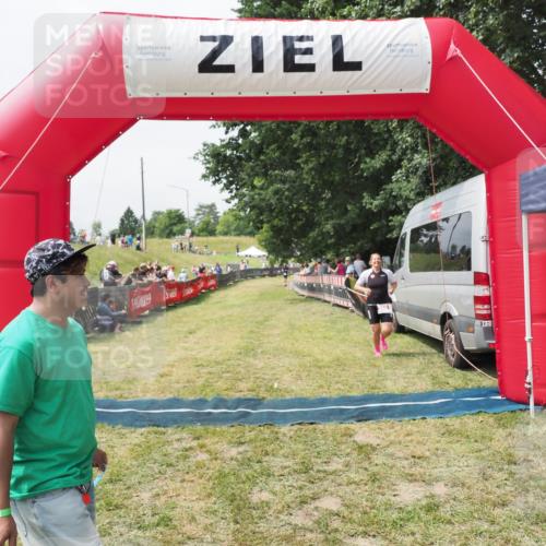 21.06.2025 - 27. Vierlanden-Triathlon MichiJ http://msf.ph/oto/8030052 15.06.2026 12:31:42 Ziel 250 meine-sportfotos.de