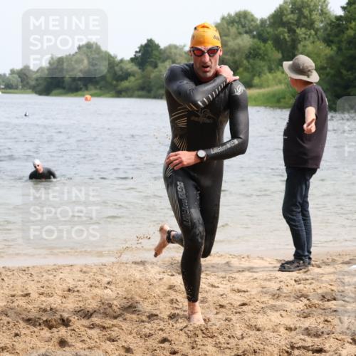 15.06.2025 - 27. Vierlanden-Triathlon Lena Gebhardt http://msf.ph/oto/8030053 15.06.2025 11:06:35 Schwimmen 781, 831, 862 meine-sportfotos.de