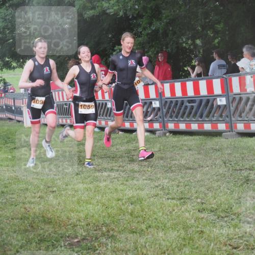 21.06.2025 - 27. Vierlanden-Triathlon KatJ http://msf.ph/oto/8030058 15.06.2025 13:36:53 Ziel 212, 921, 1090, 1091, 1092 meine-sportfotos.de