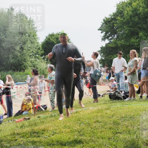 15.06.2025 - 27. Vierlanden-Triathlon KatJ http://msf.ph/oto/8030062 15.06.2025 11:06:30 Schwimmen 781, 857, 862 meine-sportfotos.de