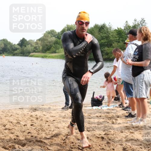 15.06.2025 - 27. Vierlanden-Triathlon Lena Gebhardt http://msf.ph/oto/8030064 15.06.2025 11:06:36 Schwimmen 781, 824, 831 meine-sportfotos.de