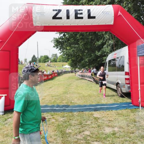 21.06.2025 - 27. Vierlanden-Triathlon MichiJ http://msf.ph/oto/8030065 15.06.2026 12:31:42 Ziel 250 meine-sportfotos.de
