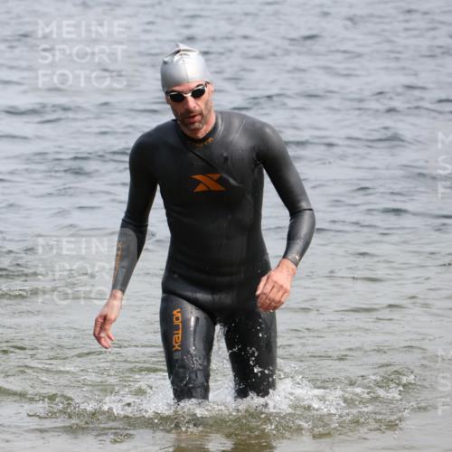 15.06.2025 - 27. Vierlanden-Triathlon Lena Gebhardt http://msf.ph/oto/8030066 15.06.2025 11:06:41 Schwimmen 824, 831, 860 meine-sportfotos.de