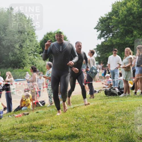 15.06.2025 - 27. Vierlanden-Triathlon KatJ http://msf.ph/oto/8030068 15.06.2025 11:06:30 Schwimmen 781, 857, 862 meine-sportfotos.de