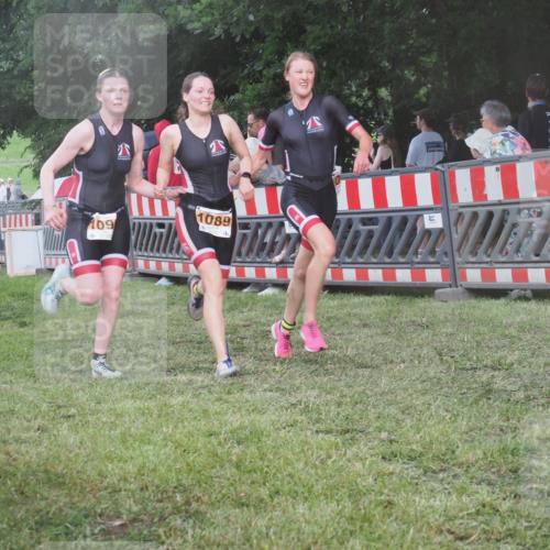 21.06.2025 - 27. Vierlanden-Triathlon KatJ http://msf.ph/oto/8030069 15.06.2025 13:36:53 Ziel 212, 921, 1090, 1091, 1092 meine-sportfotos.de