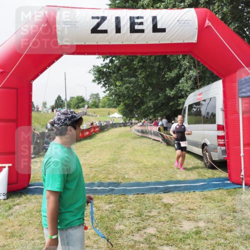 21.06.2025 - 27. Vierlanden-Triathlon MichiJ http://msf.ph/oto/8030072 15.06.2026 12:31:42 Ziel 250 meine-sportfotos.de