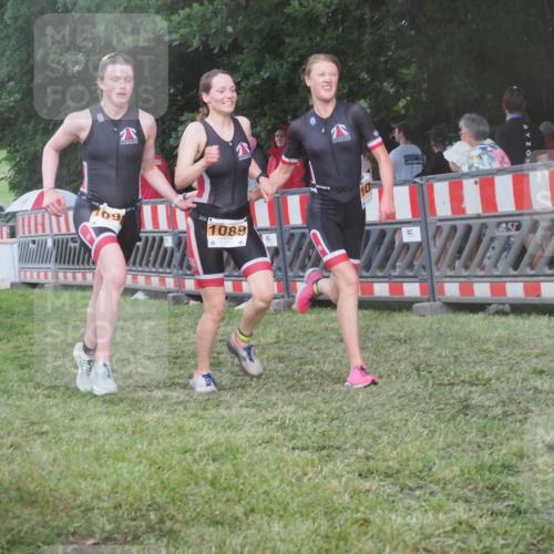 21.06.2025 - 27. Vierlanden-Triathlon KatJ http://msf.ph/oto/8030074 15.06.2025 13:36:53 Ziel 212, 921, 1090, 1091, 1092 meine-sportfotos.de