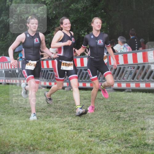 21.06.2025 - 27. Vierlanden-Triathlon KatJ http://msf.ph/oto/8030078 15.06.2025 13:36:53 Ziel 212, 921, 1090, 1091, 1092 meine-sportfotos.de