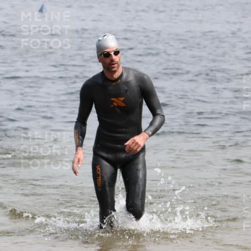 15.06.2025 - 27. Vierlanden-Triathlon Lena Gebhardt http://msf.ph/oto/8030081 15.06.2025 11:06:42 Schwimmen 824, 831, 860, 871 meine-sportfotos.de