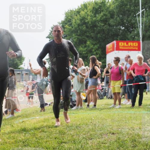 15.06.2025 - 27. Vierlanden-Triathlon KatJ http://msf.ph/oto/8030084 15.06.2025 11:06:31 Schwimmen 781, 831, 862 meine-sportfotos.de