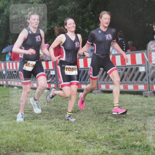 21.06.2025 - 27. Vierlanden-Triathlon KatJ http://msf.ph/oto/8030085 15.06.2025 13:36:53 Ziel 212, 921, 1090, 1091, 1092 meine-sportfotos.de
