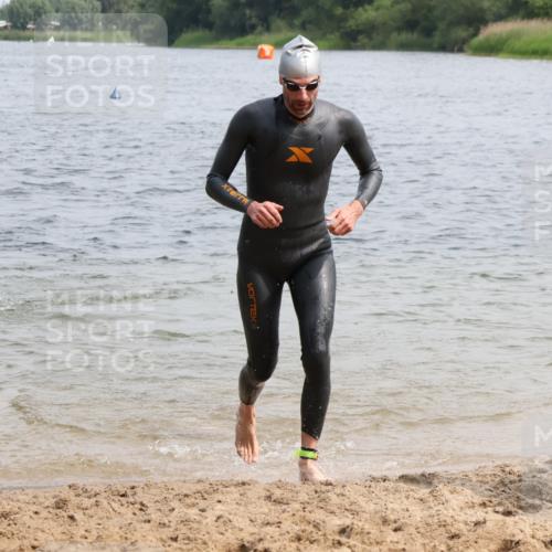 15.06.2025 - 27. Vierlanden-Triathlon Lena Gebhardt http://msf.ph/oto/8030093 15.06.2025 11:06:44 Schwimmen 824, 831, 844, 860, 871 meine-sportfotos.de