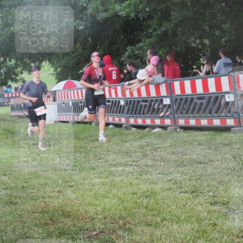 21.06.2025 - 27. Vierlanden-Triathlon KatJ http://msf.ph/oto/8030106 15.06.2025 13:36:56 Ziel 212, 921 meine-sportfotos.de