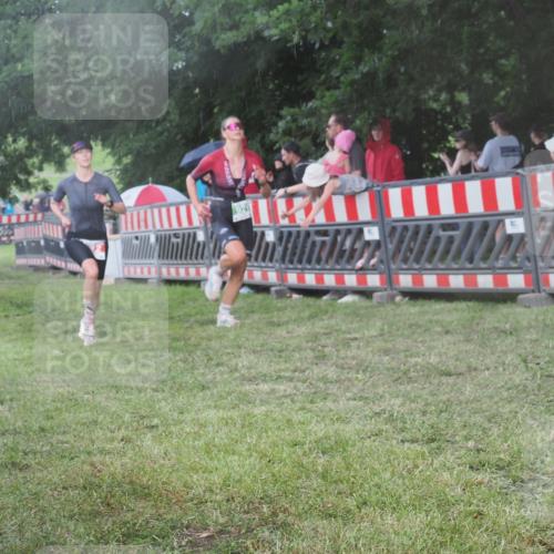 21.06.2025 - 27. Vierlanden-Triathlon KatJ http://msf.ph/oto/8030111 15.06.2025 13:36:56 Ziel 212, 921 meine-sportfotos.de