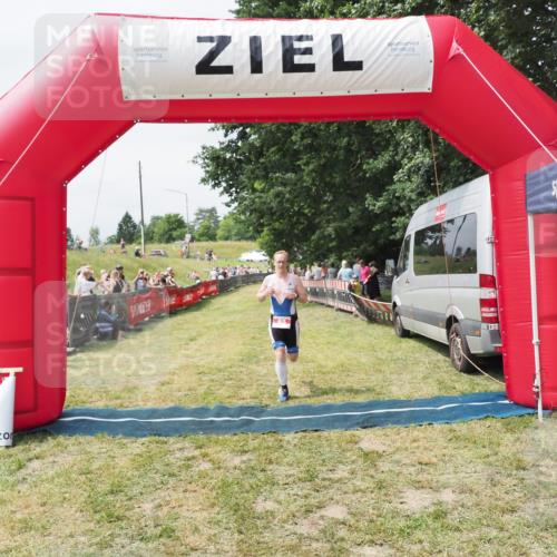 21.06.2025 - 27. Vierlanden-Triathlon MichiJ http://msf.ph/oto/8030113 15.06.2026 12:33:36 Ziel 85 meine-sportfotos.de