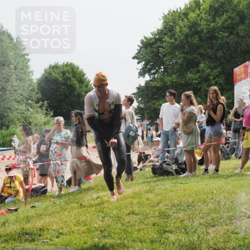 15.06.2025 - 27. Vierlanden-Triathlon KatJ http://msf.ph/oto/8030117 15.06.2025 11:06:38 Schwimmen 781, 831, 862 meine-sportfotos.de
