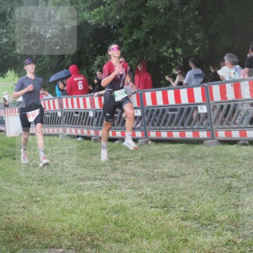 21.06.2025 - 27. Vierlanden-Triathlon KatJ http://msf.ph/oto/8030118 15.06.2025 13:36:57 Ziel 212, 921 meine-sportfotos.de