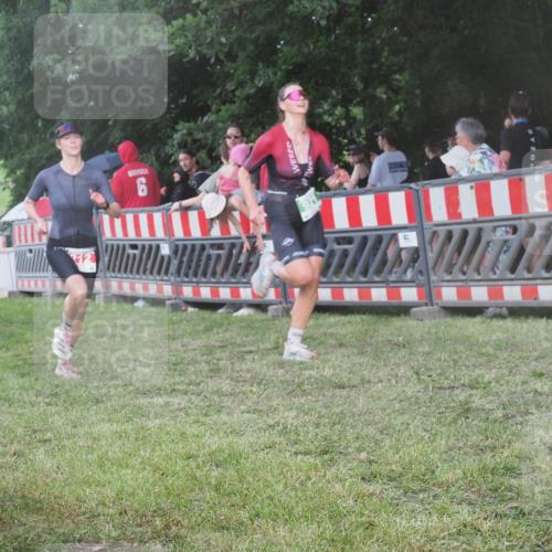 21.06.2025 - 27. Vierlanden-Triathlon KatJ http://msf.ph/oto/8030131 15.06.2025 13:36:57 Ziel 212, 921 meine-sportfotos.de