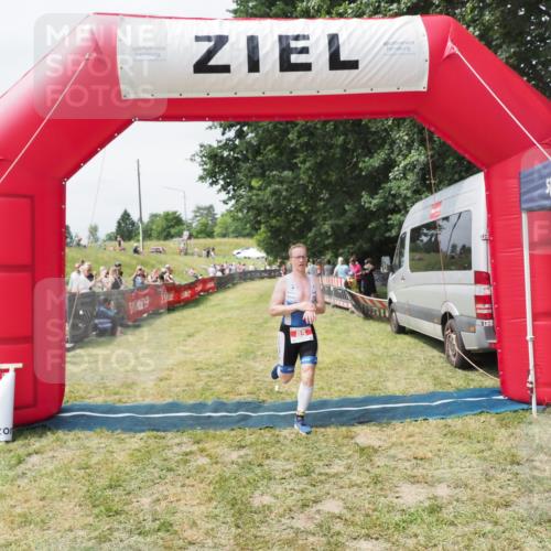 21.06.2025 - 27. Vierlanden-Triathlon MichiJ http://msf.ph/oto/8030133 15.06.2026 12:33:36 Ziel 85 meine-sportfotos.de