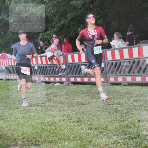 21.06.2025 - 27. Vierlanden-Triathlon KatJ http://msf.ph/oto/8030143 15.06.2025 13:36:57 Ziel 212, 921 meine-sportfotos.de