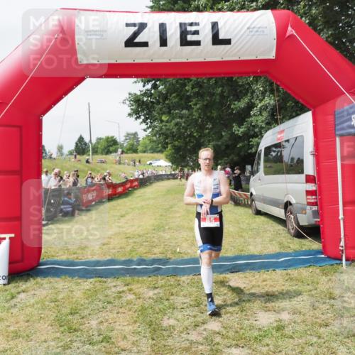 21.06.2025 - 27. Vierlanden-Triathlon MichiJ http://msf.ph/oto/8030144 15.06.2026 12:33:36 Ziel 85 meine-sportfotos.de
