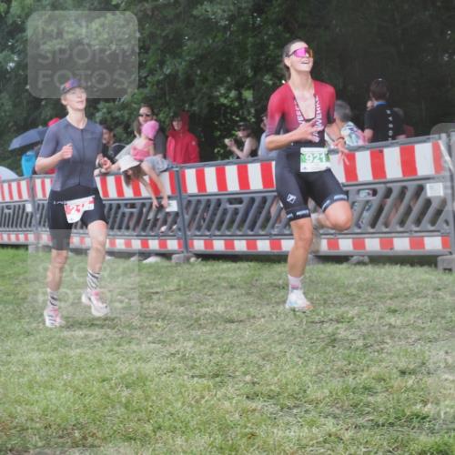 21.06.2025 - 27. Vierlanden-Triathlon KatJ http://msf.ph/oto/8030148 15.06.2025 13:36:57 Ziel 212, 921 meine-sportfotos.de