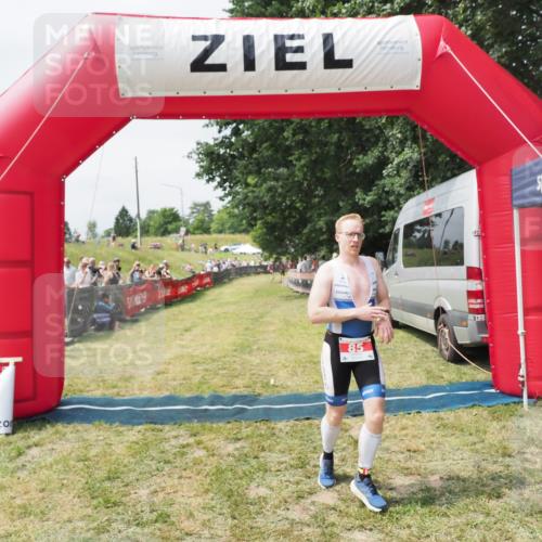 21.06.2025 - 27. Vierlanden-Triathlon MichiJ http://msf.ph/oto/8030157 15.06.2026 12:33:36 Ziel 85 meine-sportfotos.de