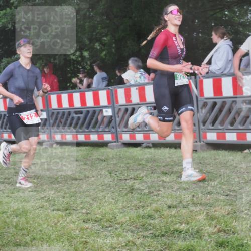 21.06.2025 - 27. Vierlanden-Triathlon KatJ http://msf.ph/oto/8030162 15.06.2025 13:36:58 Ziel 212, 921, 1093 meine-sportfotos.de