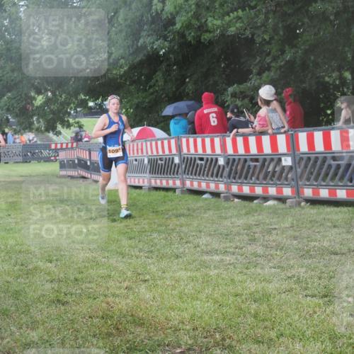 21.06.2025 - 27. Vierlanden-Triathlon KatJ http://msf.ph/oto/8030169 15.06.2025 13:37:07 Ziel 927, 1093 meine-sportfotos.de