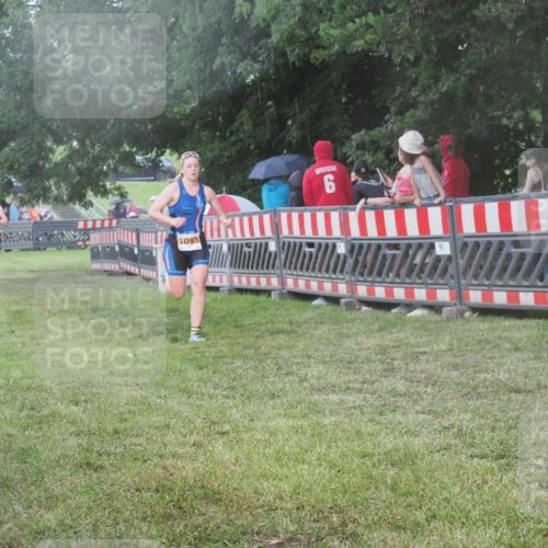 21.06.2025 - 27. Vierlanden-Triathlon KatJ http://msf.ph/oto/8030174 15.06.2025 13:37:07 Ziel 927, 1093 meine-sportfotos.de