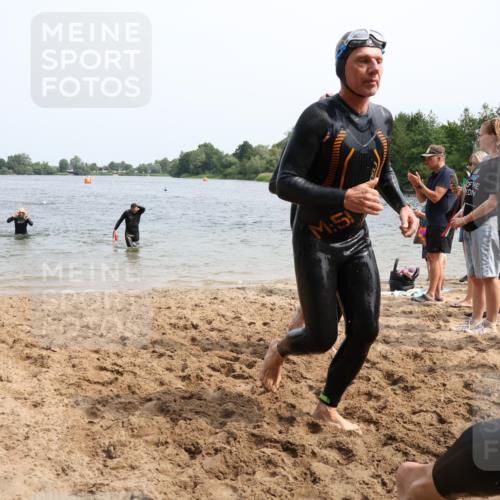 15.06.2025 - 27. Vierlanden-Triathlon Lena Gebhardt http://msf.ph/oto/8030175 15.06.2025 11:06:53 Schwimmen 805, 824, 844, 860, 871, 874 meine-sportfotos.de