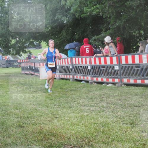 21.06.2025 - 27. Vierlanden-Triathlon KatJ http://msf.ph/oto/8030180 15.06.2025 13:37:07 Ziel 927, 1093 meine-sportfotos.de