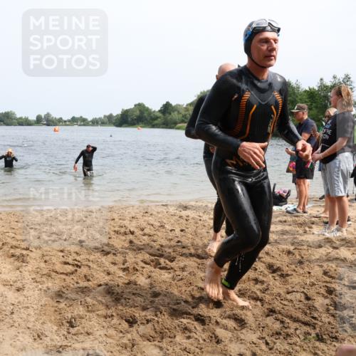 15.06.2025 - 27. Vierlanden-Triathlon Lena Gebhardt http://msf.ph/oto/8030181 15.06.2025 11:06:53 Schwimmen 805, 824, 844, 860, 871, 874 meine-sportfotos.de