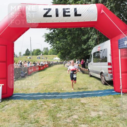 21.06.2025 - 27. Vierlanden-Triathlon MichiJ http://msf.ph/oto/8030182 15.06.2026 12:33:57 Ziel 982 meine-sportfotos.de