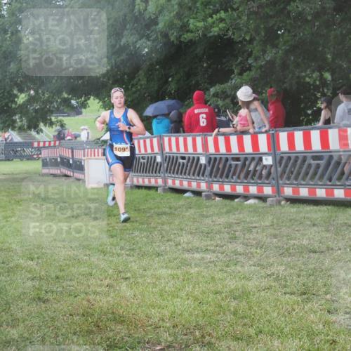 21.06.2025 - 27. Vierlanden-Triathlon KatJ http://msf.ph/oto/8030186 15.06.2025 13:37:07 Ziel 927, 1093 meine-sportfotos.de