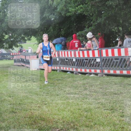 21.06.2025 - 27. Vierlanden-Triathlon KatJ http://msf.ph/oto/8030192 15.06.2025 13:37:07 Ziel 927, 1093 meine-sportfotos.de