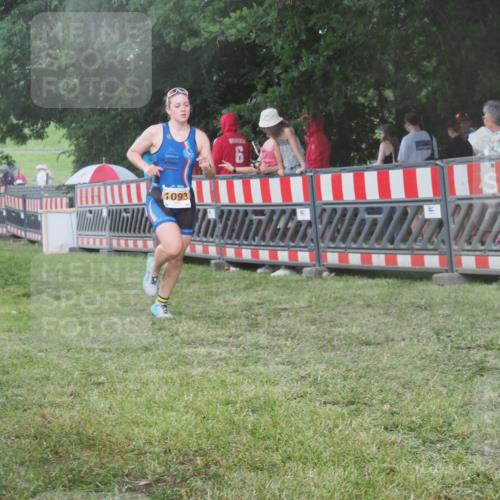 21.06.2025 - 27. Vierlanden-Triathlon KatJ http://msf.ph/oto/8030197 15.06.2025 13:37:08 Ziel 927, 1093 meine-sportfotos.de