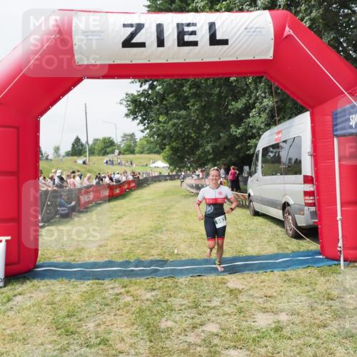 21.06.2025 - 27. Vierlanden-Triathlon MichiJ http://msf.ph/oto/8030201 15.06.2026 12:33:57 Ziel 982 meine-sportfotos.de