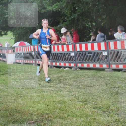 21.06.2025 - 27. Vierlanden-Triathlon KatJ http://msf.ph/oto/8030204 15.06.2025 13:37:08 Ziel 927, 1093 meine-sportfotos.de