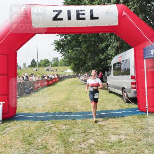 21.06.2025 - 27. Vierlanden-Triathlon MichiJ http://msf.ph/oto/8030207 15.06.2026 12:33:57 Ziel 982 meine-sportfotos.de
