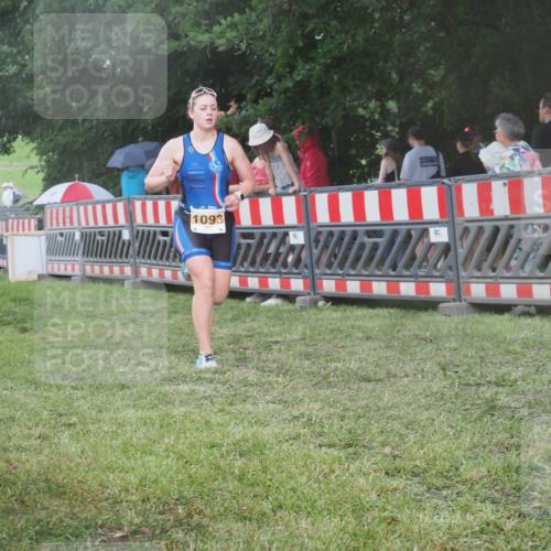 21.06.2025 - 27. Vierlanden-Triathlon KatJ http://msf.ph/oto/8030211 15.06.2025 13:37:08 Ziel 927, 1093 meine-sportfotos.de