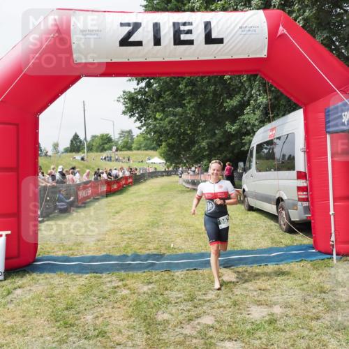21.06.2025 - 27. Vierlanden-Triathlon MichiJ http://msf.ph/oto/8030212 15.06.2026 12:33:57 Ziel 982 meine-sportfotos.de