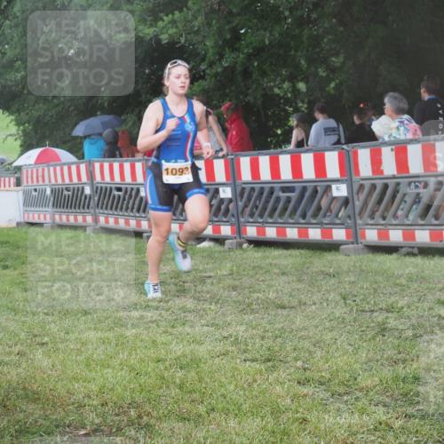 21.06.2025 - 27. Vierlanden-Triathlon KatJ http://msf.ph/oto/8030215 15.06.2025 13:37:08 Ziel 927, 1093 meine-sportfotos.de